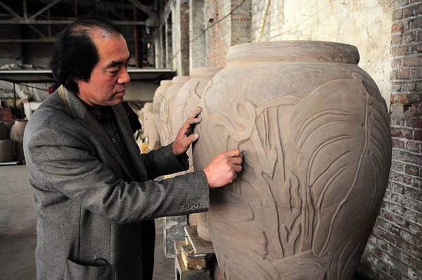 2013年3月6日，陶瓷雕刻绘画艺术家朱立民在山东淄博（博山）美陶瓷器有限公司创作室工.jpg