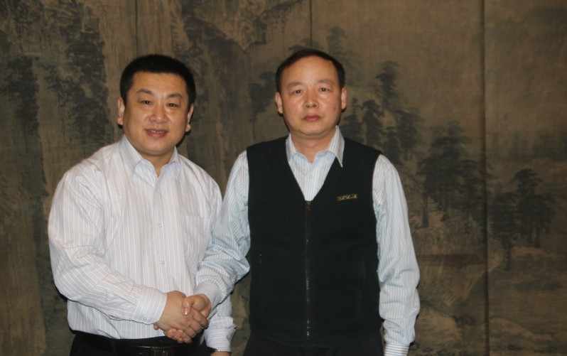 青年企业家，画家郭金栋先生与中国军事科学院后勤部部长助理王正东主任亲切合影留念