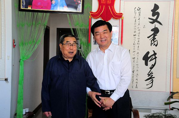 2013年5月11日， 许立全（右） 与全国劳动模范张国忠合影留念。.jpg