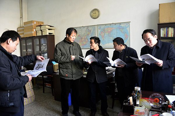 2014年2月13日，山东省茌平县钢笔画家李保强（右三）与文朋画友共享作品集出版的快乐。