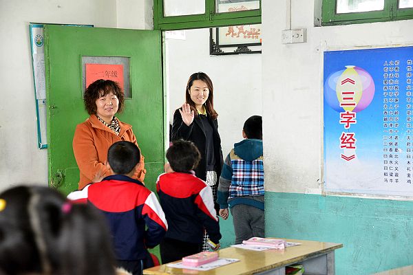 山东省茌平县振兴联合校周楼小学，最美女校长吴海燕率范培养小学生懂礼貌。