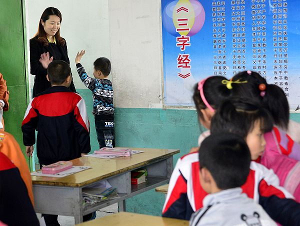 山东省茌平县振兴联合校周楼小学，最美女校长吴海燕率范培养小学生懂礼貌。