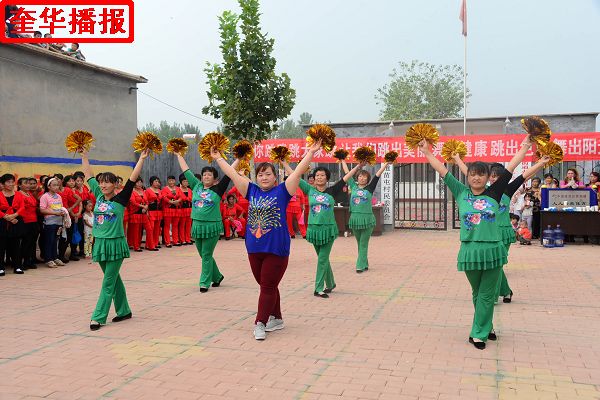 2014年9月7日，山东省茌平县农村姐妹广场舞在苗屯村文化广场展演现场。