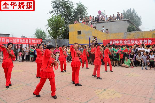 2014年9月7日，山东省茌平县农村姐妹广场舞在苗屯村文化广场展演现场。