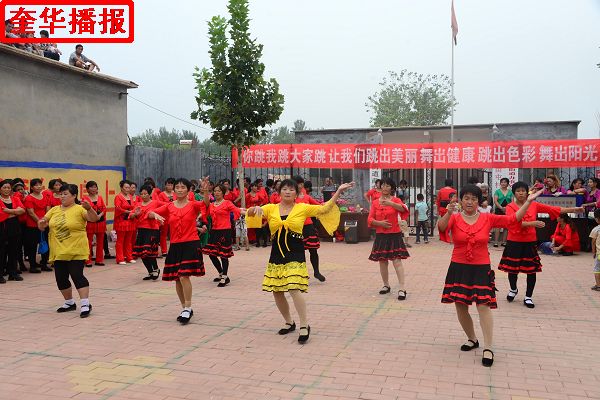 2014年9月7日，山东省茌平县农村姐妹广场舞在苗屯村文化广场展演现场。