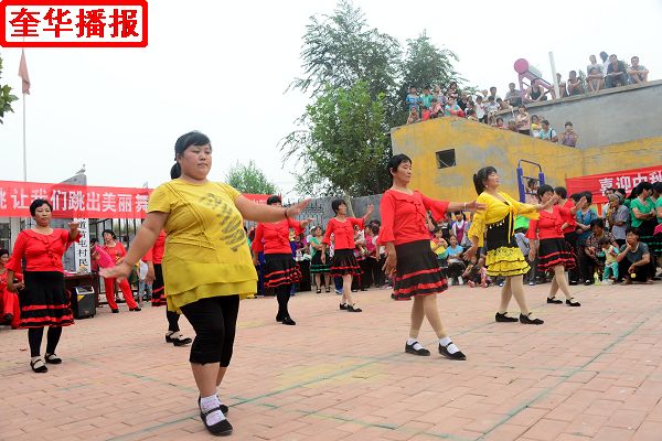 2014年9月7日，山东省茌平县农村姐妹广场舞在苗屯村文化广场展演现场。