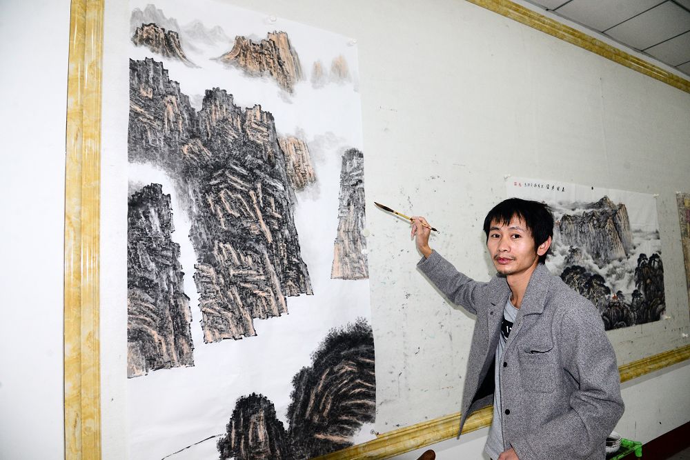 2019年10月24日，画家巫世林在画室创作山水画。 (2).JPG