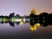 明湖夜色美
