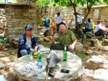 忙里偷闲，半天多时间；信马由缰，一个人逛逛